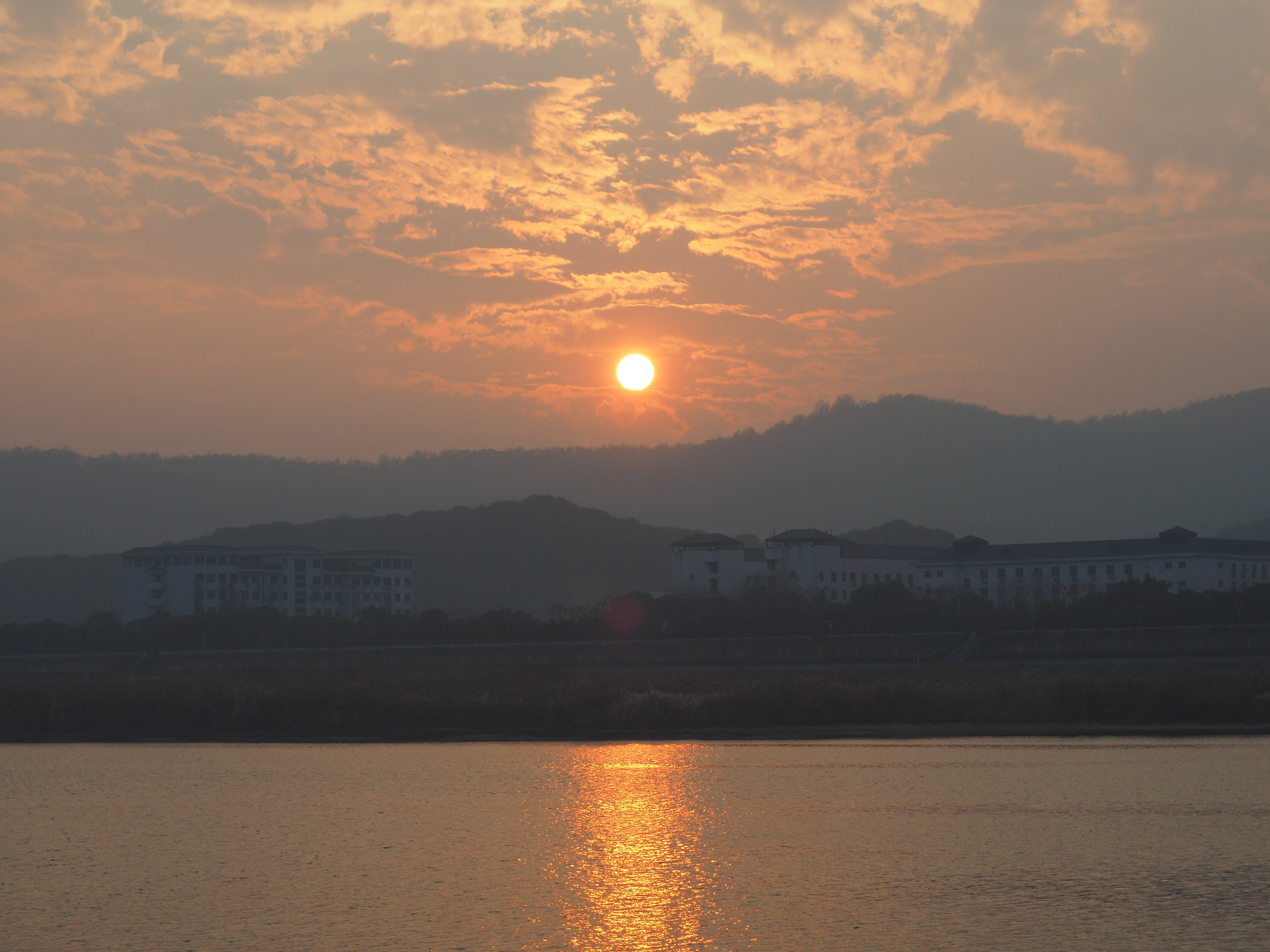 夕阳与湘江