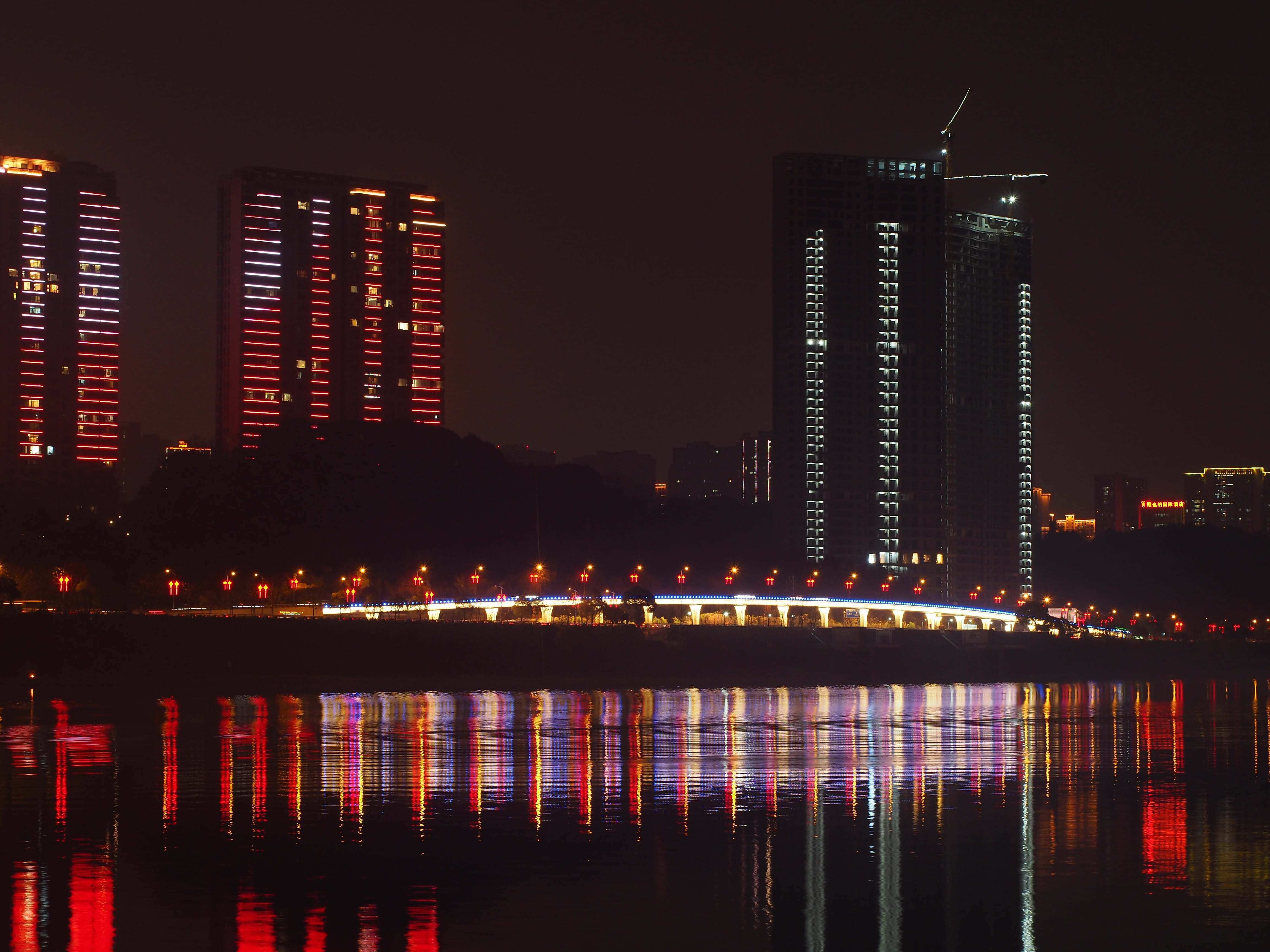 夜幕下的江水