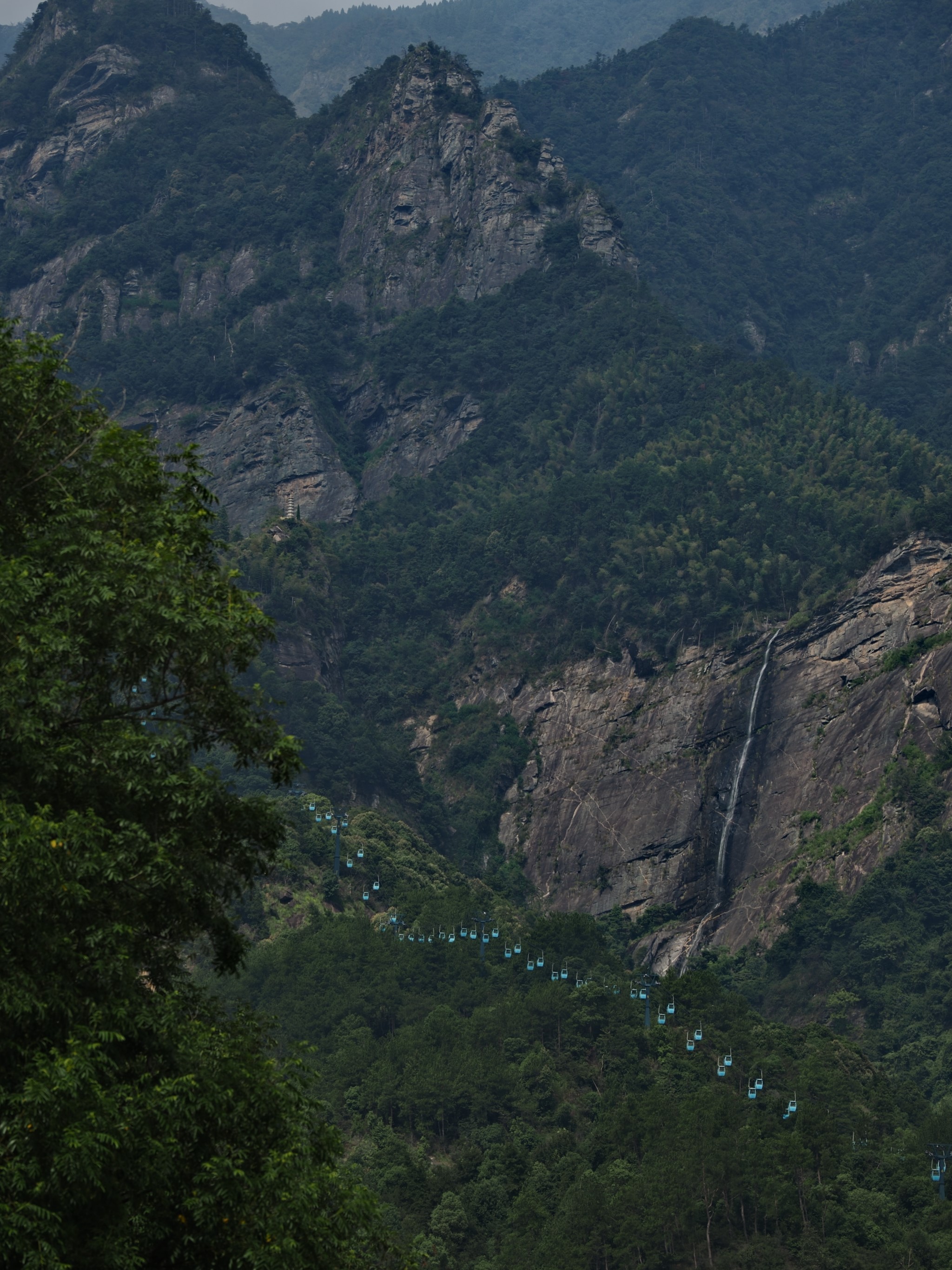 庐山市，庐山秀峰，李白题诗 “飞流直下三千尺，疑是银河落九天” 就是这个瀑布，但此时正在枯水期，景观效果有限